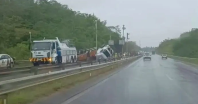 Carreta tomba e deixa Via Parafuso interditada