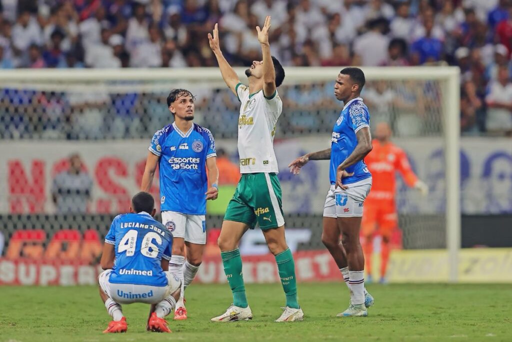 Com gol no fim, Palmeiras passa pelo Bahia em plena Arena Fonte Nova e mantém chances do título