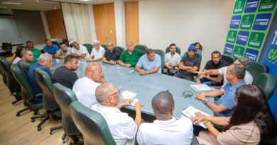 Após protesto dos estudantes, Elinaldo volta atrás e retoma serviço do transporte universitário