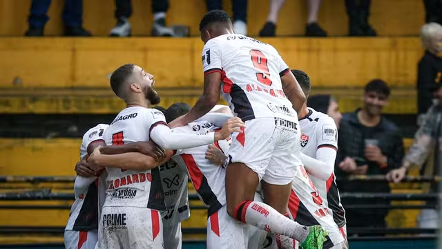 Vitória vence o Criciúma e fica próximo de se livrar do rebaixamento