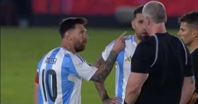 Messi perde a razão e coloca dedo na cara de juiz brasileiro na derrota da Argentina para o Paraguai