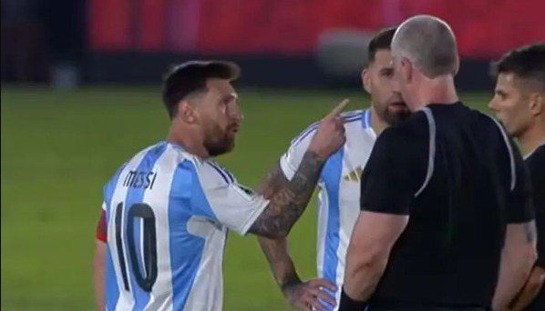 Messi perde a razão e coloca dedo na cara de juiz brasileiro na derrota da Argentina para o Paraguai