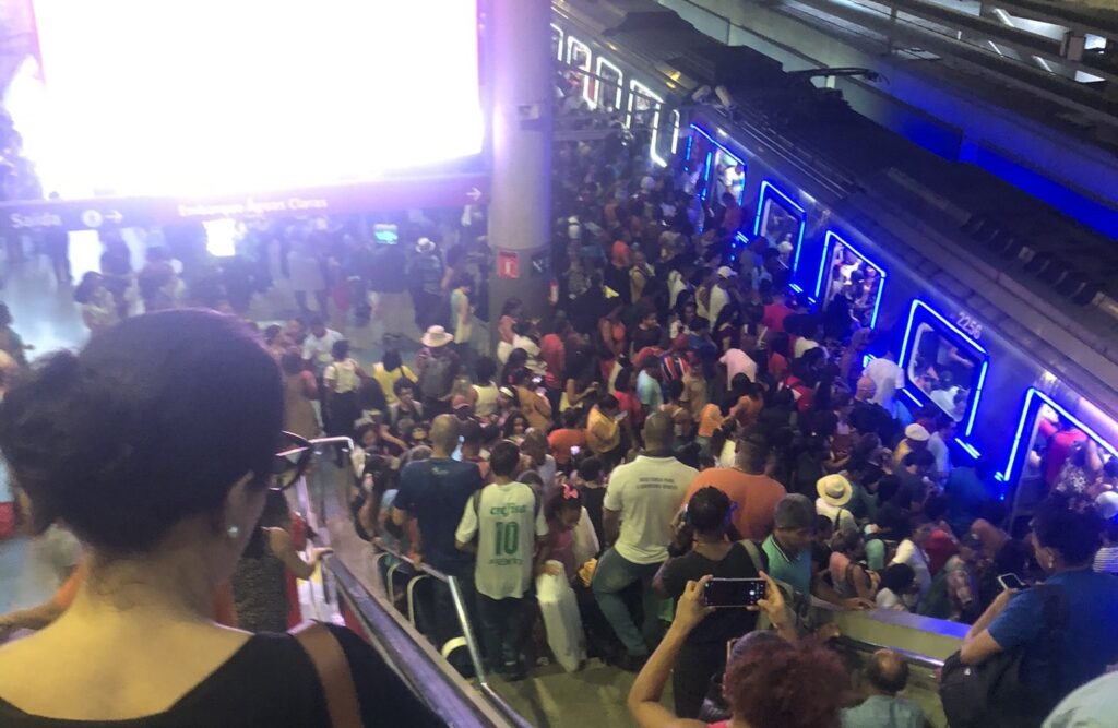 Incidente paralisa estação do metrô e sistema deixa estações lotadas