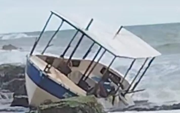 Barco colide nas pedras ao tentar partir para o alto-mar na praia de Jauá