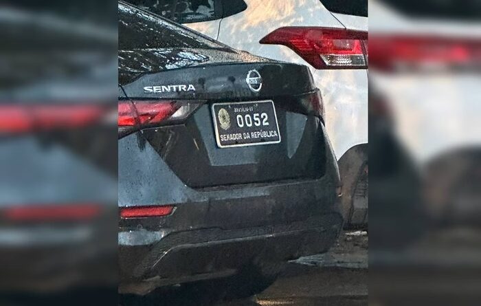 O carro oficial utilizado pelo senador Fabiano Contarato (PT-ES) foi visto estacionado em frente a uma academia no Sudoeste, Distrito Federal, na noite desta quarta-feira (4/12). De acordo com as imagens obtidas pela coluna Grande Angular , dois homens não estavam no veículo, um Nissan Sentra identificado pelo número 0052 do Senado Federal. Um dos ocupantes, vestido com roupas de academia, desceu e entrou na Bodytech, enquanto o outro apareceu dentro do carro. Pela legislação vigente, os veículos oficiais do Senado Federal destinam-se exclusivamente ao serviço público. A Lei nº 1.081/1950 estabelece que o uso desses automóveis é “rigorosamente” proibido para atividades pessoais, como passeios ou qualquer tarefa alheia às funções públicas. Em nota enviada à coluna, a assessoria de imprensa do Senado informou que “o veículo indicado está à disposição do senador Fabiano Contarato