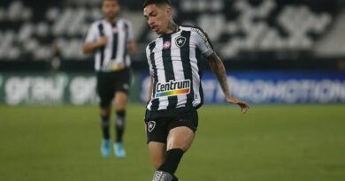 Vitória acerta a contratação de lateral-esquerdo do Botafogo