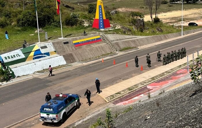 Militares da Venezuela fecham fronteira com Brasil