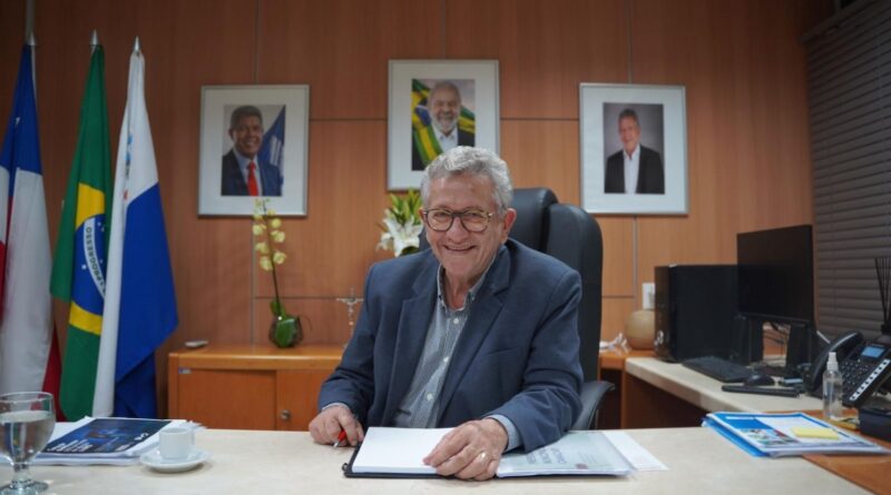 Caetano sanciona reajuste salarial para professores da rede pública de Camaçari