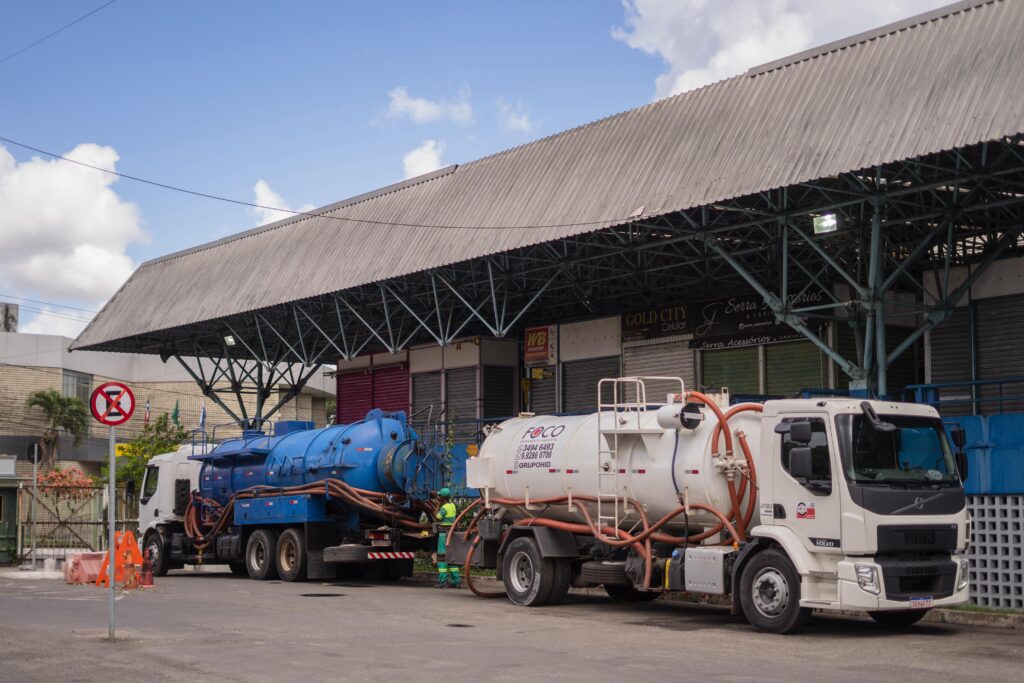 Prefeitura de Camaçari promove Faxinaço no Centro Comercial, desobstrui a rede de esgoto e higieniza o espaço