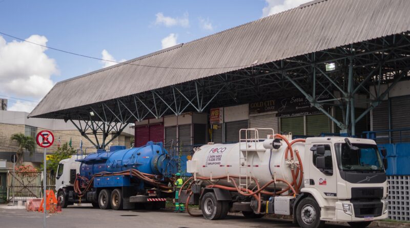 Prefeitura de Camaçari promove Faxinaço no Centro Comercial, desobstrui a rede de esgoto e higieniza o espaço