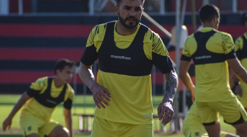 The Strongest treina no Barradão antes de jogo decisivo contra o Bahia na Pré-Libertadores