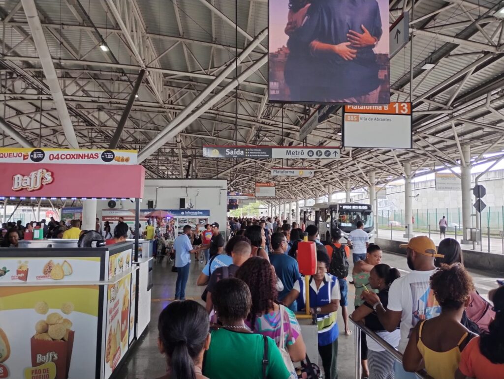 Passageiros denunciam redução de coletivos após empresa Expresso Vitória assumir linhas abandonadas