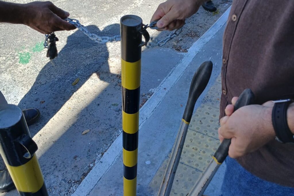 Prefeitura de Camaçari notifica estabelecimento por obstrução de calçada