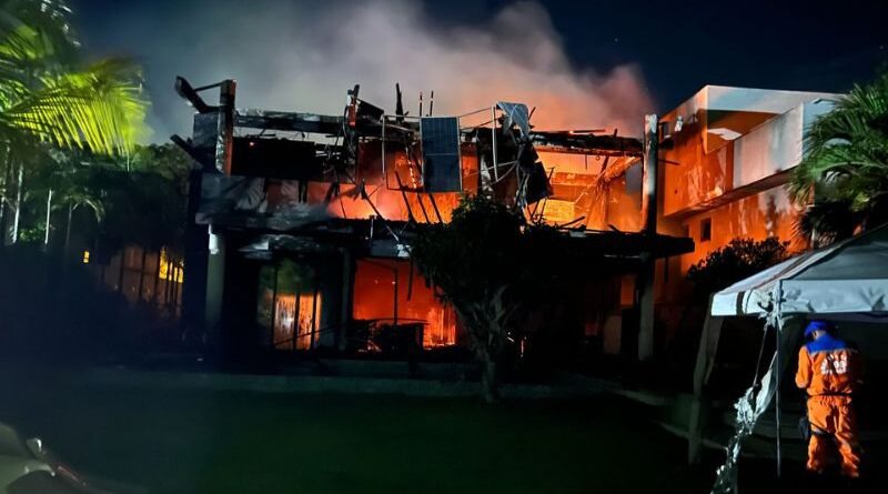 Duas pessoas morrem em incêndio que destruiu casa em Guarajuba; uma mulher escapou pulando de janela