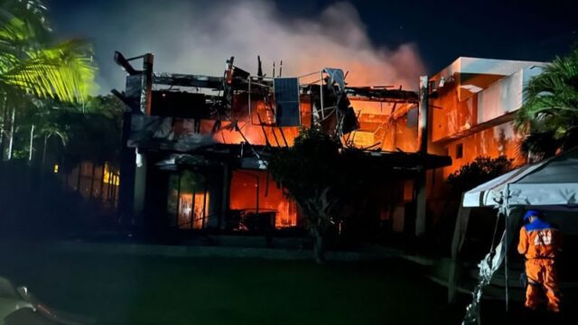 Duas pessoas morrem em incêndio que destruiu casa em Guarajuba; uma mulher escapou pulando de janela