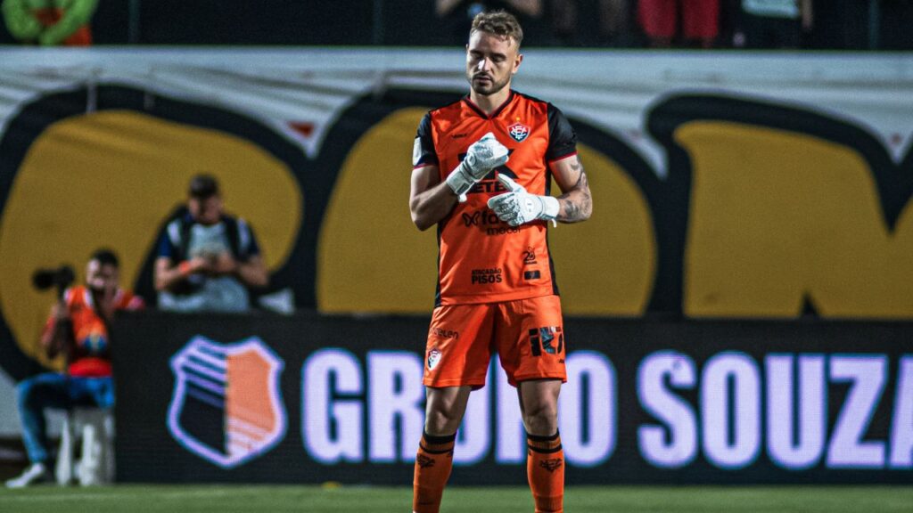 Goleiro reserva do Vitória entra na mira do Cruzeiro