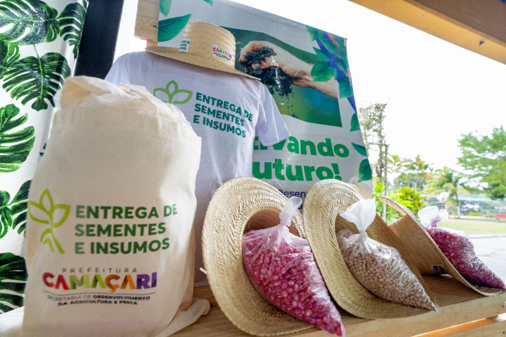 Agricultores de Camaçari recebem sementes e insumos