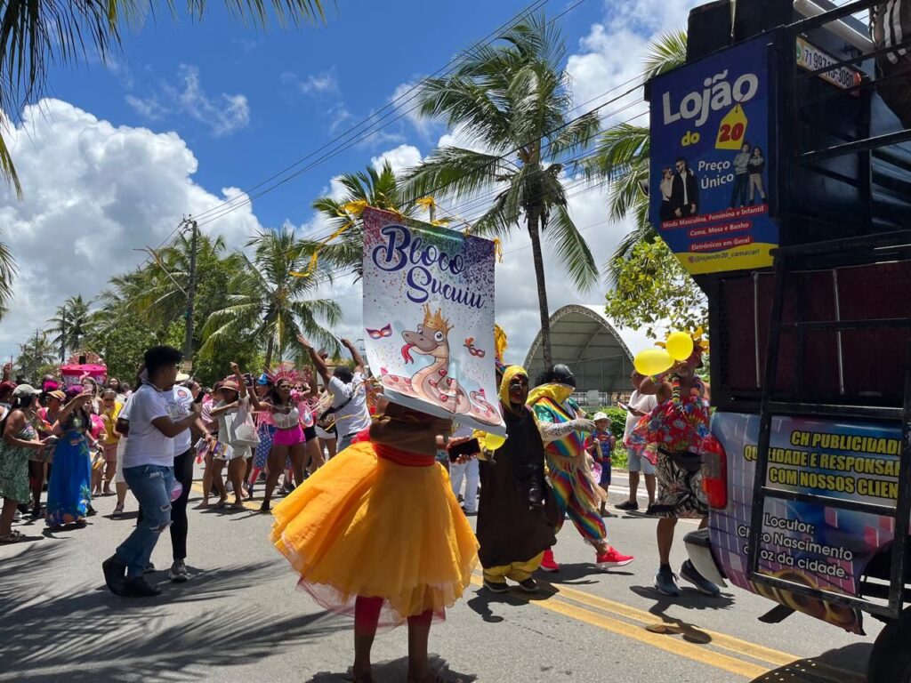 Virada do Carnaval anima Arembepe com cortejo cultural
