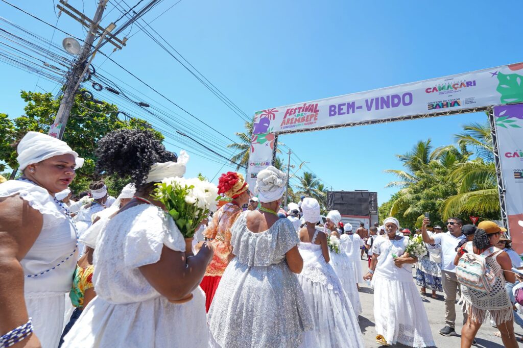 Moradores e turistas marcam presença na abertura da Festa de Arembepe 2025