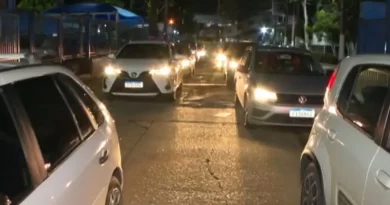 Fim do feriadão provoca longos engarrafamentos nas estradas e filas no ferry