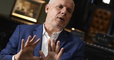 Presidente do INSS é alvo de operação da PF que investiga esquema de R$ 6,3 bilhões em descontos irregulares