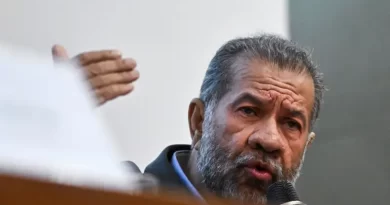 Ministro da Previdência, Carlos Lupi, deixa o cargo em meio a escândalos no INSS
