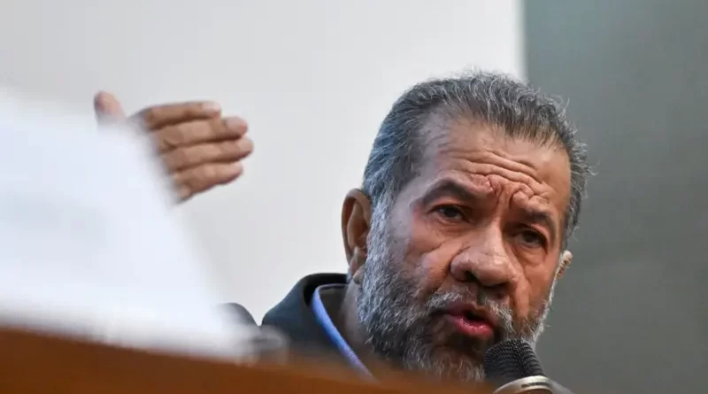 Ministro da Previdência, Carlos Lupi, deixa o cargo em meio a escândalos no INSS