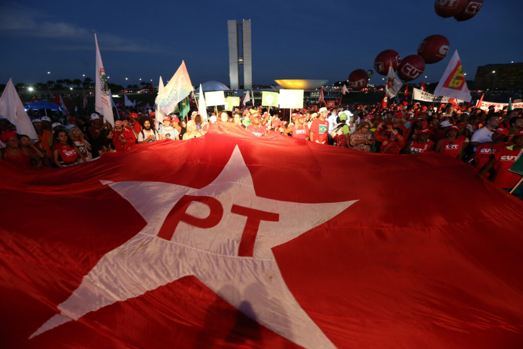 Defensor das urnas eletrônicas, PT realizará eleição com cédulas de papel