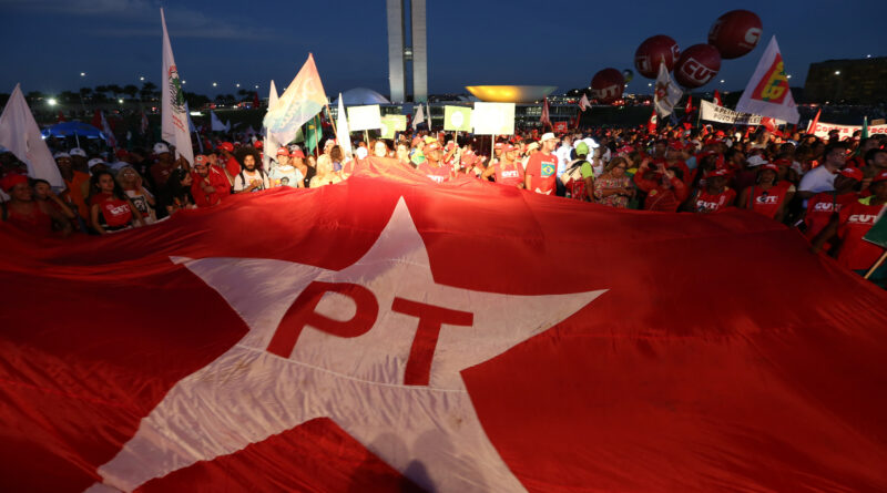 Defensor das urnas eletrônicas, PT realizará eleição com cédulas de papel