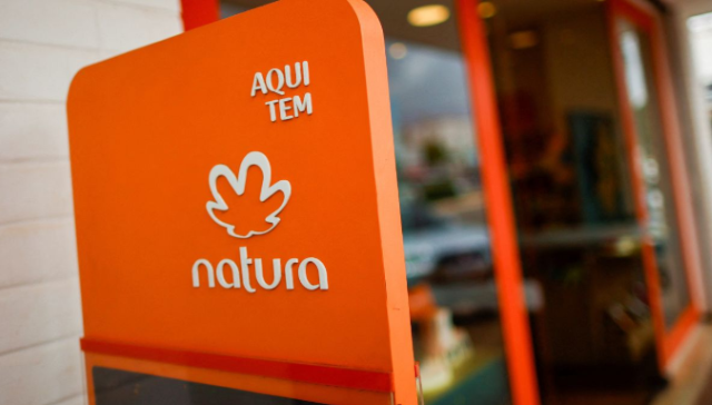 Natura anuncia demissão em massa e corte atinge 25% da Avon