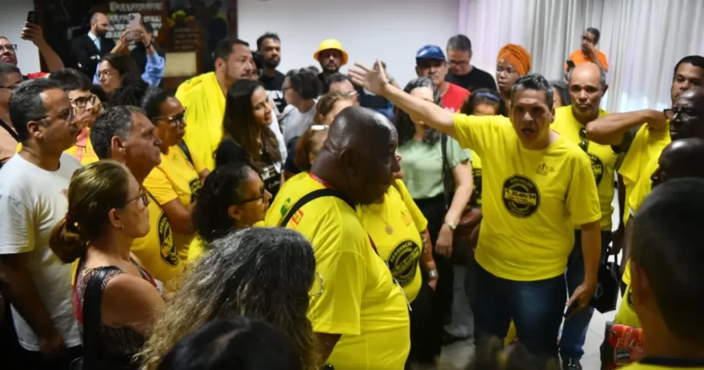 Servidores do Judiciário invadem plenário da AL-BA e pressionam deputados por votação do PCCV