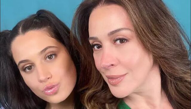 Claudia Raia vira alvo de críticas ao contar como participou da primeira relação da filha