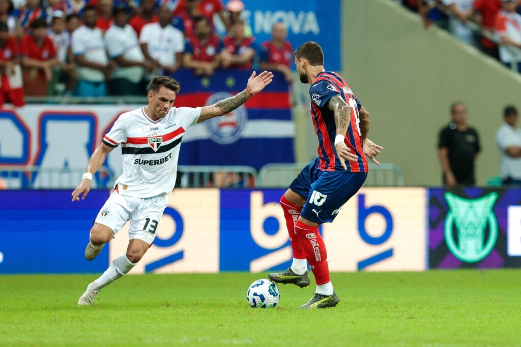 Bahia vence o São Paulo na Arena Fonte Nova e cola nos líderes do Brasileirão