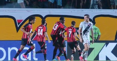 Com um a menos, Vitória arranca virada heroica contra o Vasco e volta a vencer no Brasileirão