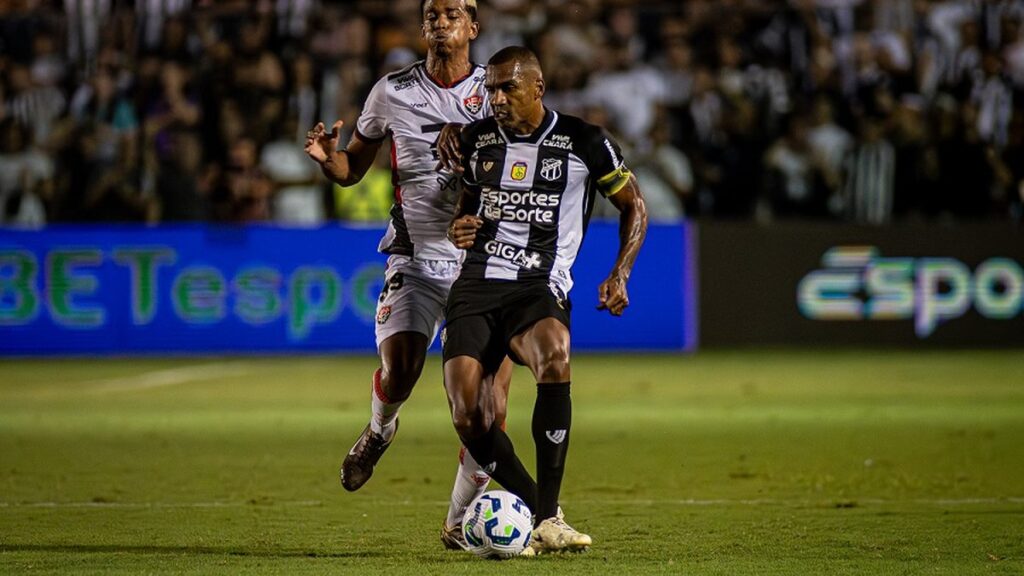 Fora de casa, Vitória perde para o Ceará e entra na zona de rebaixamento do Brasileirão