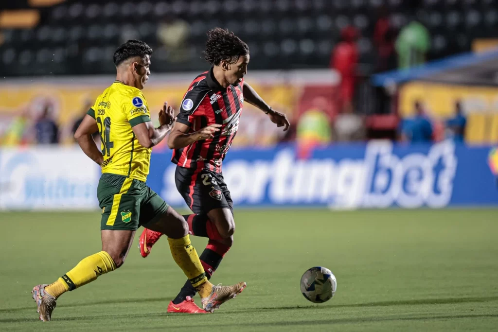 Vitória empata com Defensa y Justicia e ouve vaias da torcida no Barradão