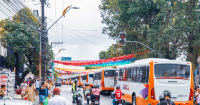 Caetano desfila os ônibus que vão compor o transporte público de Camaçari e população cobra promessa de campanha