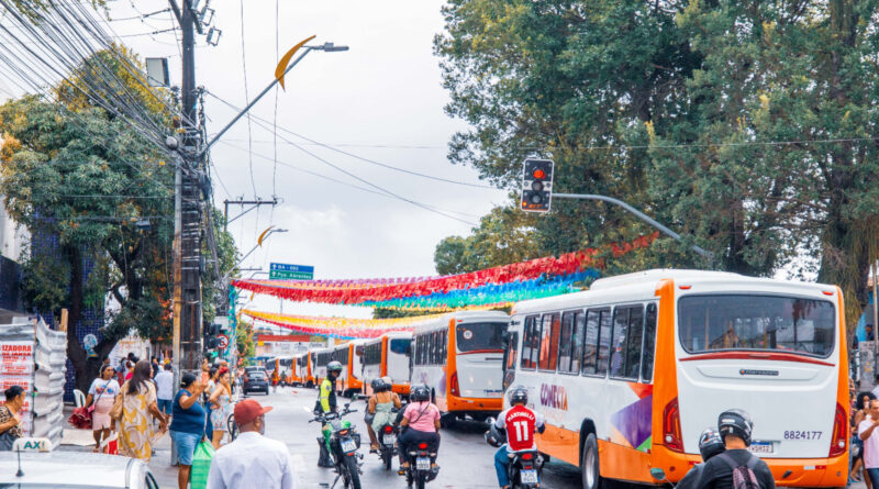 Caetano desfila os ônibus que vão compor o transporte público de Camaçari e população cobra promessa de campanha
