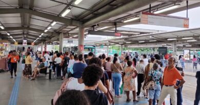 Sem ônibus, moradores de Pau Miúdo e Cidade Nova lotam o Terminal Acesso Norte e cobram solução da SEMOB