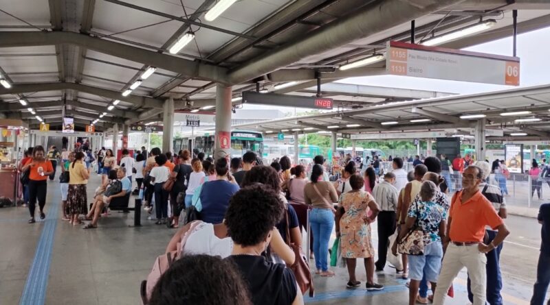 Sem ônibus, moradores de Pau Miúdo e Cidade Nova lotam o Terminal Acesso Norte e cobram solução da SEMOB