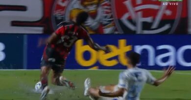 Lateral do Vitória fratura tornozelo em partida contra o Cruzeiro