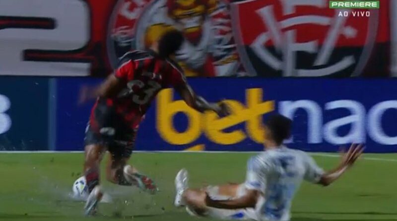 Lateral do Vitória fratura tornozelo em partida contra o Cruzeiro