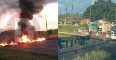Moradores de Parafuso fecham estrada em protesto contra Agerba e empresa após suspensão de linha de ônibus