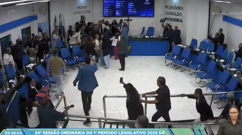 Briga, gritos e empurrões: Câmara de Camaçari vira ringue entre oposição e situação