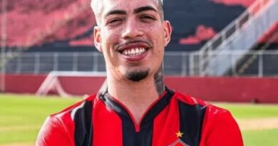 Vitória rescinde contrato de lateral