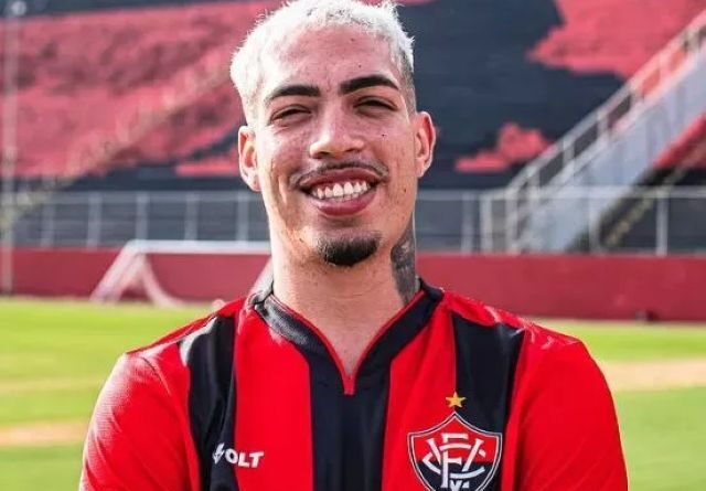 Vitória rescinde contrato de lateral