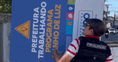 Tenóbio denuncia propaganda irregular e remove placas de serviço da prefeitura em Lauro de Freitas