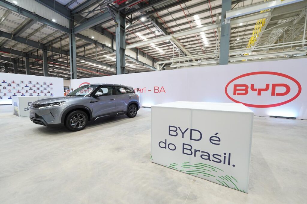 BYD inaugura fábrica em Camaçari sob alerta do sindicato contra possível substituição de brasileiros por chineses na produção