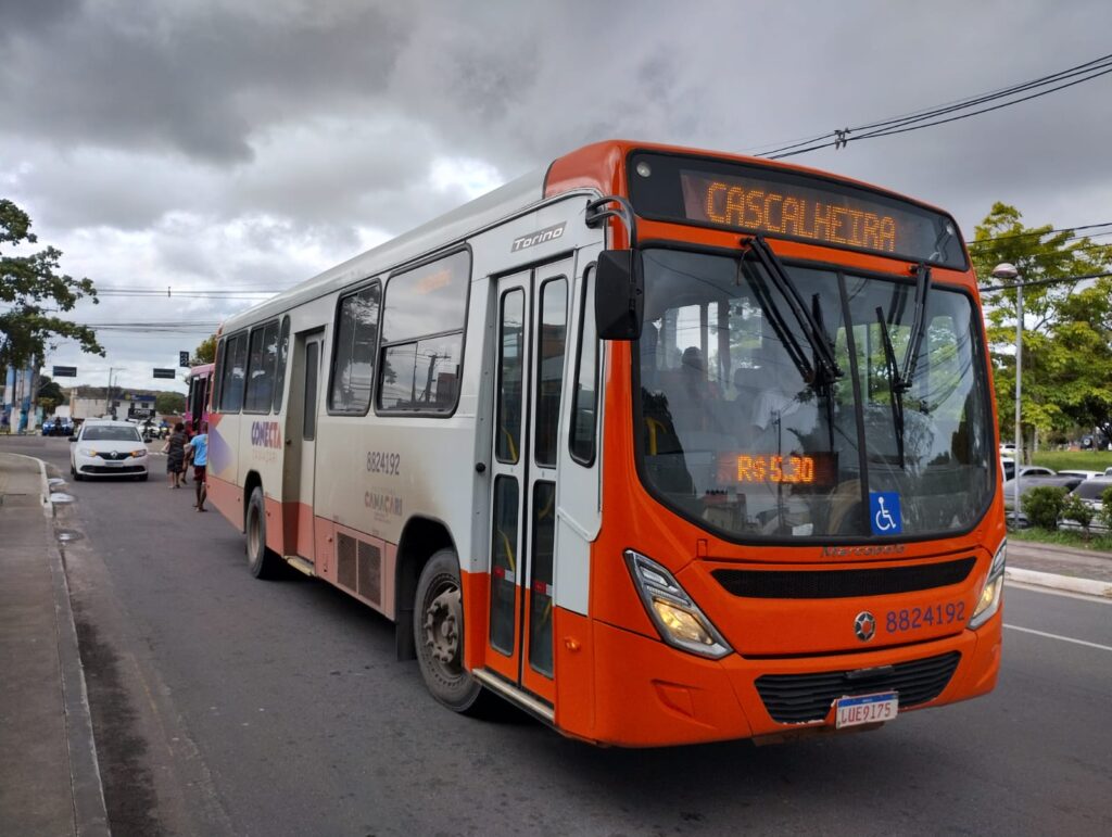 Ônibus do “Conecta Camaçari” estariam circulando sem vistoria e nem documentação obrigatória, diz jornalista