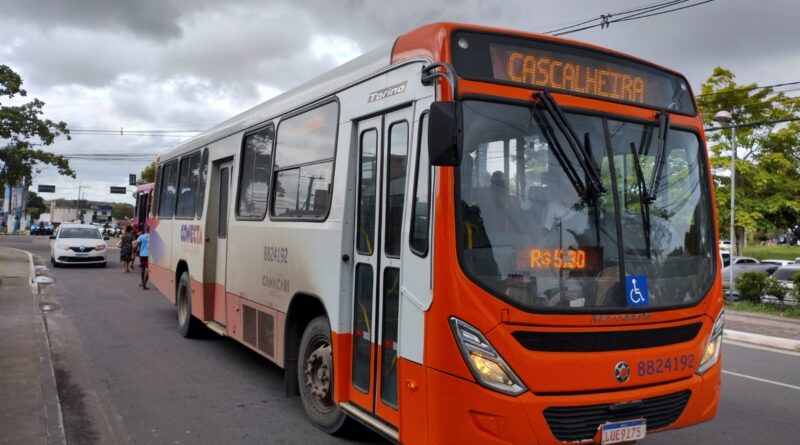 Ônibus do “Conecta Camaçari” estariam circulando sem vistoria e nem documentação obrigatória, diz jornalista